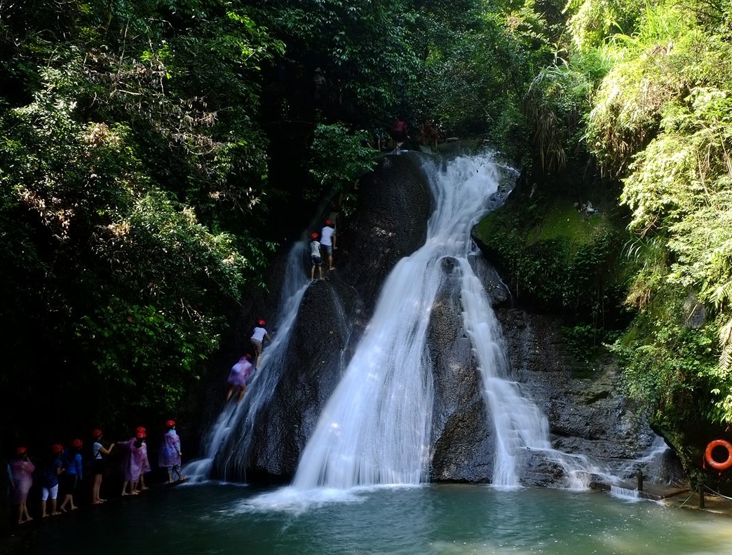 桂林山水甲天下，玉碧羅青意可參