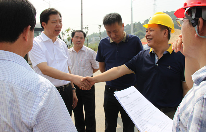 毛騰飛市長(zhǎng)親臨株洲市銅塘灣至湘潭板塘鋪公路（株洲段）三期工程施工現(xiàn)場(chǎng)督查項(xiàng)目建設(shè)情況